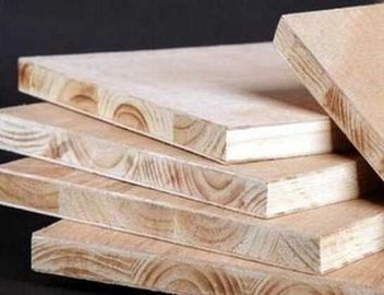Chiny Deska blokowa z drewna sosnowego pierwszej klasy, wstępnie wykończona płyta blokowa 18 mm fabryka