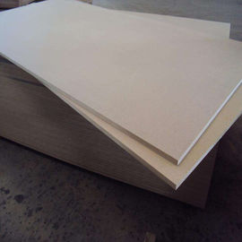 Chiny Materiał z włókna drzewnego 17 mm gładka płyta MDF, laminowane arkusze mdf do dekoracji fabryka